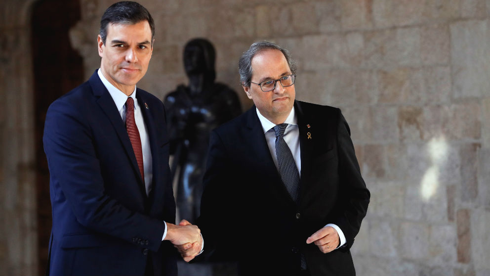 El presidente catalán, Quim Torra, y el presidente del Gobierno, Pedro Sánchez, se saludan hoy jueves en el Palau de la Generalitat. (Foto: Efe)