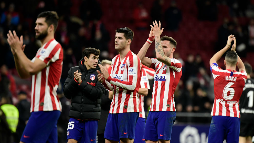 Los jugadores del Atlético de Madrid agradecen el apoyo de la afición tras un partido en el Metropolitano. (AFP)