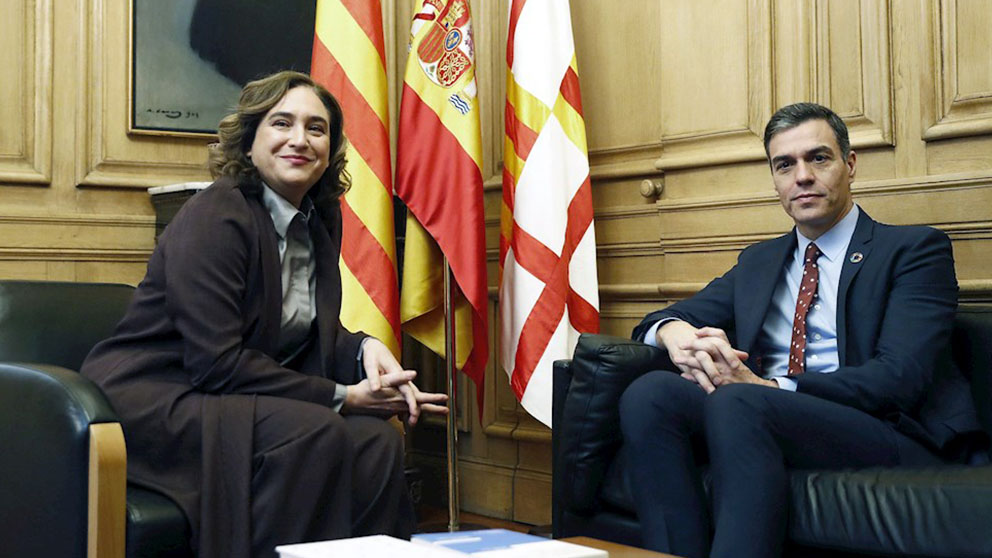 La alcaldesa de Barcelona, Ada Colau, con el presidente de Gobierno, Pedro Sánchez, en la reunión que han mantenido en el Ayuntamiento (Efe)