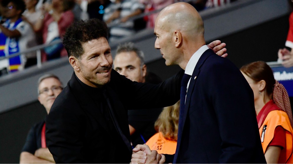 Zidane y Simeone se saludan antes de un derbi. (AFP)