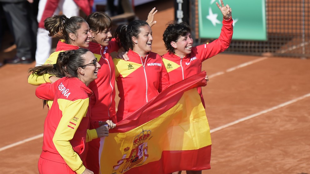 Las representantes de España celebran haberse metido en la final de la Copa Federación. (AFP)