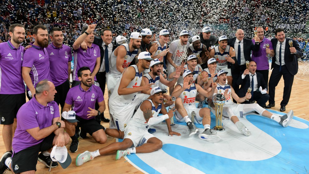 Los jugadores del Real Madrid celebran la Copa del Rey de Baloncesto 2017. (Getty)