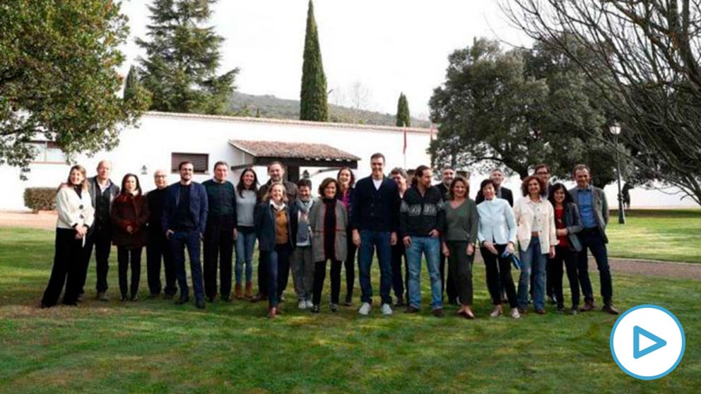 Pedro Sánchez junto a sus ministros en la finca de Quintos de Mora.