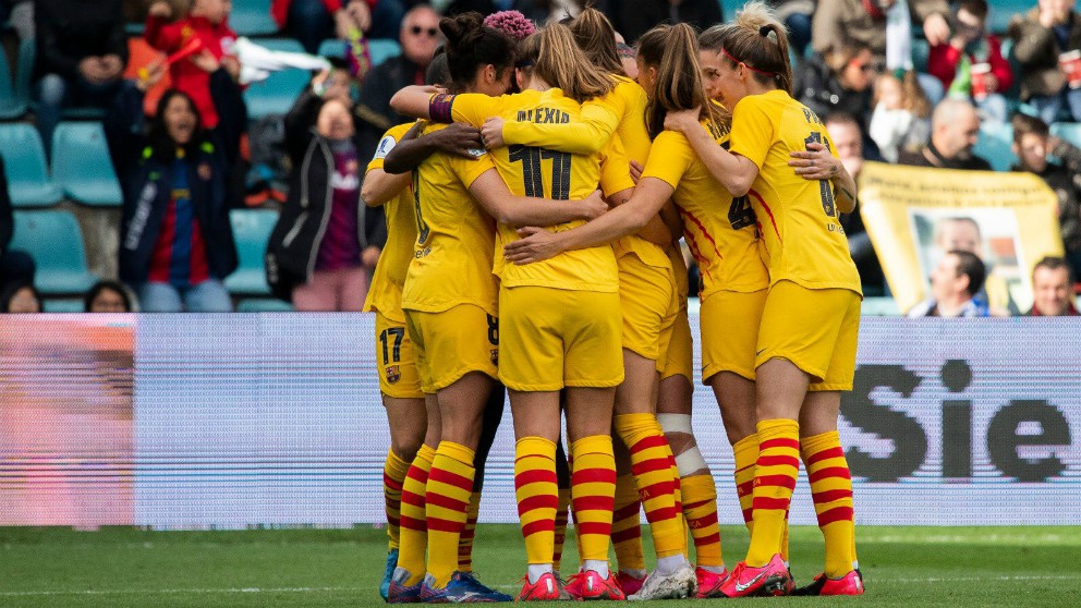 Las jugadoras del Barcelona femenino celebran uno de los goles. (@FCBemeni)
