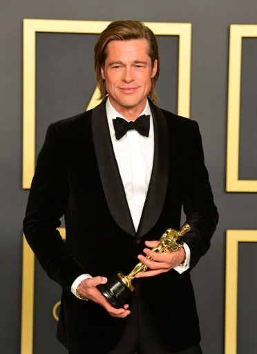 Brad Pitt con el primer Oscar de su carrera.