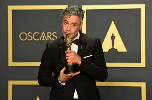 Taika Waititi con su Oscar a mejor guión adaptado por 'Jojo Rabbit'. Foto: aFP