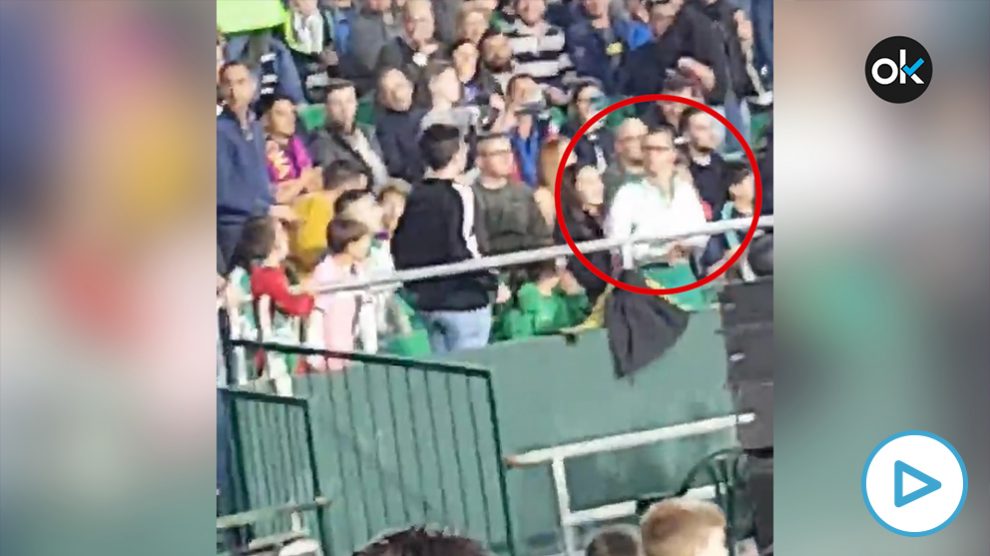 Un joven con una camiseta del Sevilla en el Benito Villamarín.