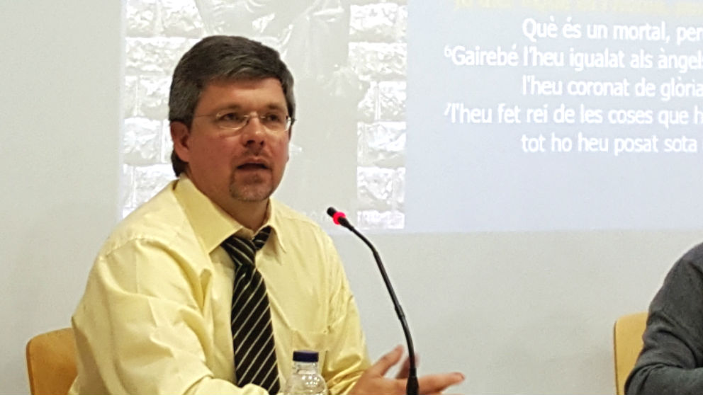 Jordi Castellet, párroco de Calldetenes (Barcelona), durante una conferencia.