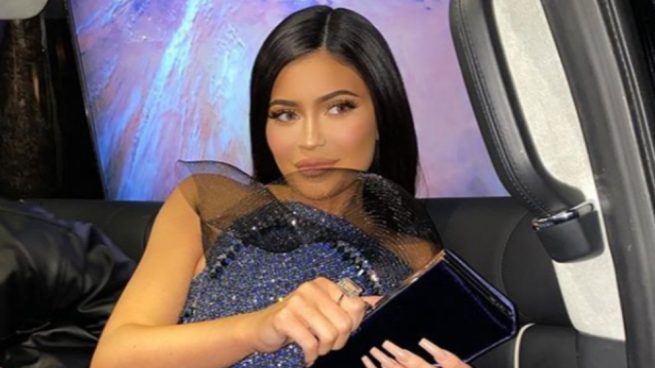 Instagram: El ceñido vestido de Kylie Jenner le impide sentarse