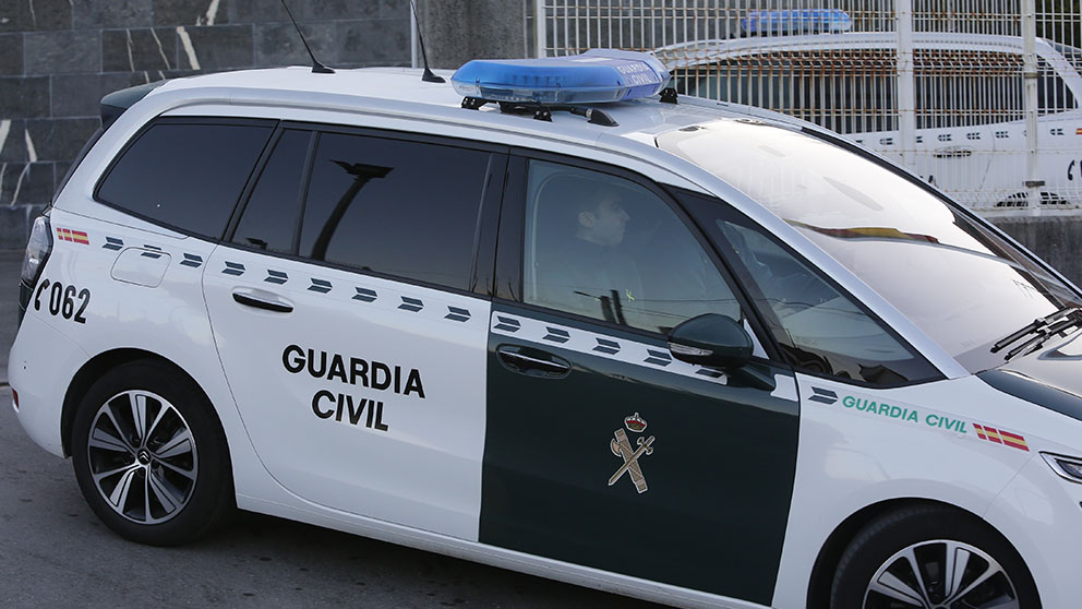 La Guardia Civil vigila la localidad de Pinos Puente (Granada) para evitar incidentes tras el tiroteo del pasado sábado.