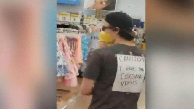 Dos jóvenes siembran el caos en un supermercado con un cartel 
