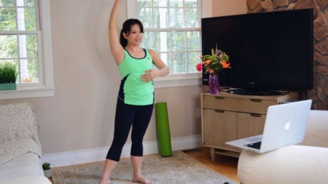 Si estás en casa y no vas al gimnasio, asegúrate de que estás haciendo de forma correcta los ejercicios propuestos.