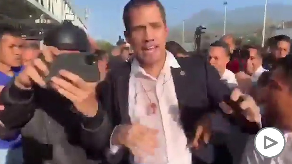 Guaidó atacado a puñetazos por matones de Maduro nada más aterrizar en Venezuela