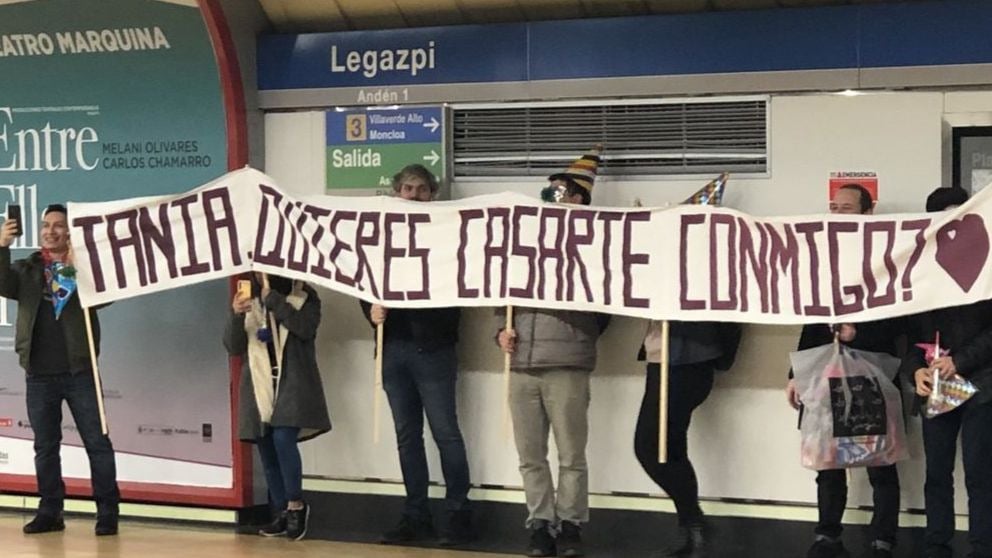 Un joven le pide matrimonio en el metro de Madrid a su novia