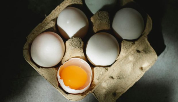 Huevos al nido con queso, receta fácil paso a paso