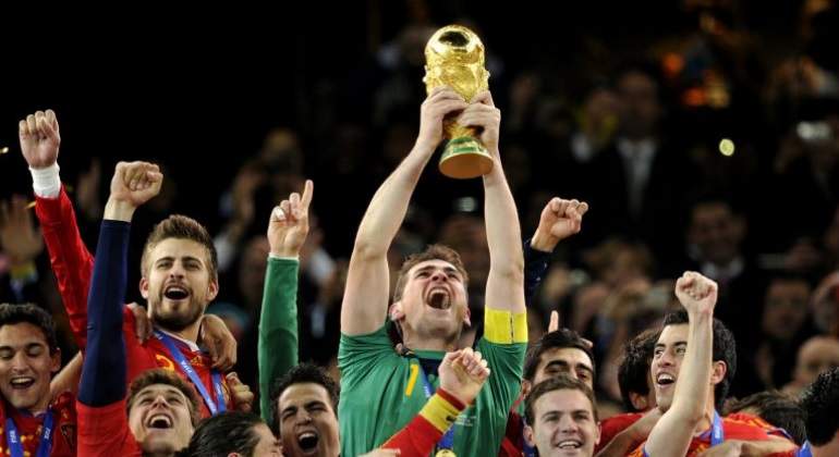 Iker Casillas, levantando el Mundial con España (EFE).