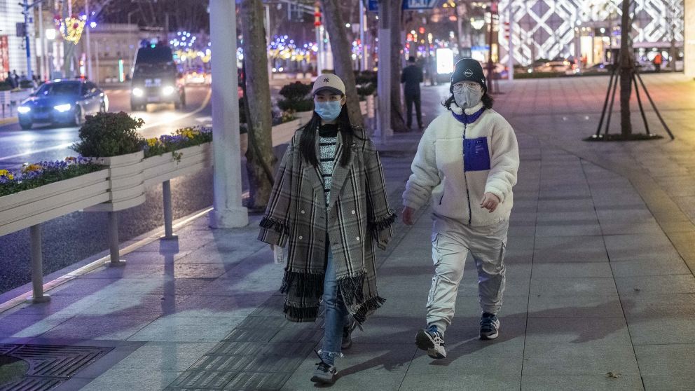 Dos mujeres caminan en Japón con mascarillas por el coronavirus. Foto EP