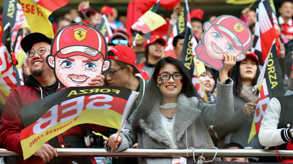 Aficionados chinos con caretas de Vettel en el GP de China de Fórmula 1. (Getty)