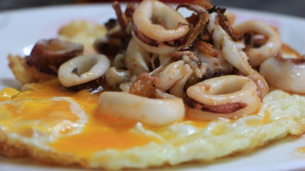 Huevos escalfados con chipirones