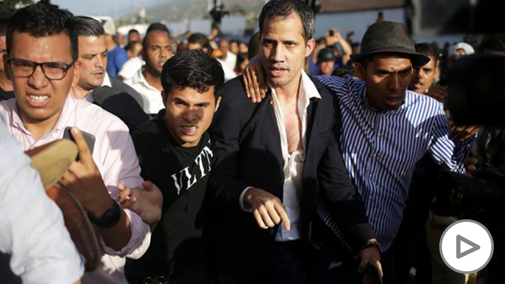 Juan Guaidó, ayer tras la agresión sufrida en el aeropuerto de Maiquetía (Foto: Afp)