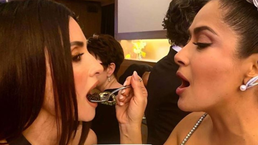 Instagram: Penélope Cruz come caviar de la mano de Salma Hayek