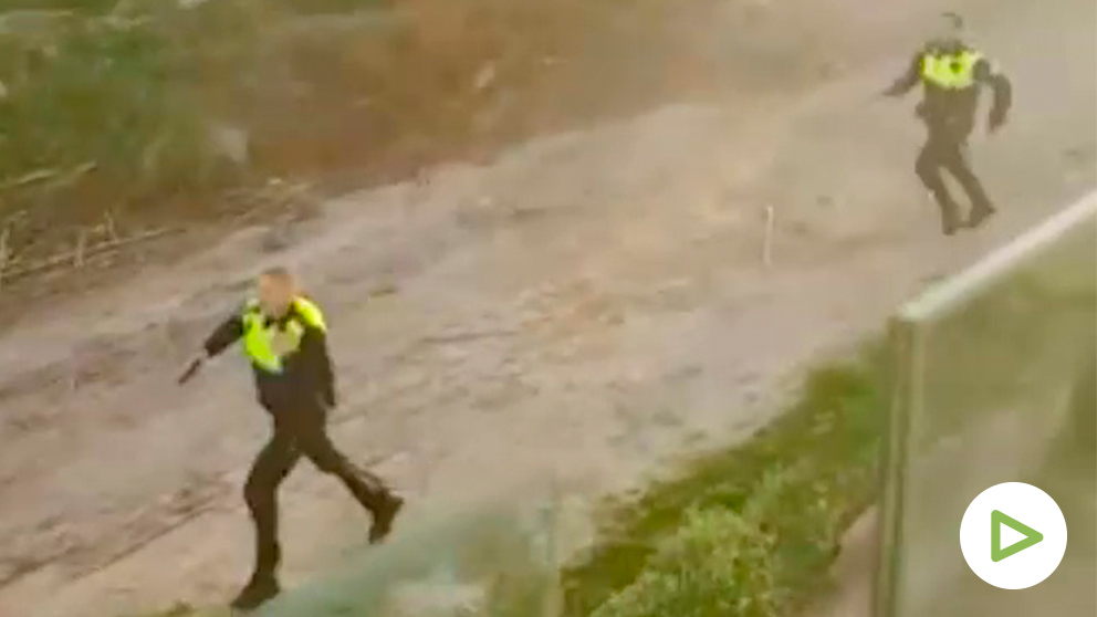 Policías de Marbella persiguiendo a los delincuentes.