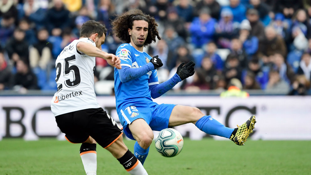 Marc Cucurella con el getafe frente al Valencia. (AFP)