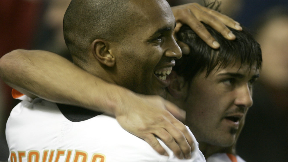 Mario Regueiro con David Villa. (AFP)