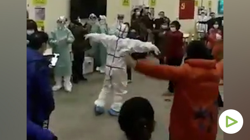 Hospital chino da clases de baile para mantener en forma a los afectados del coronavirus.