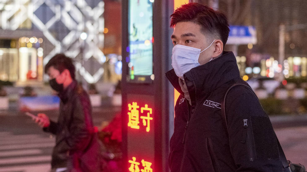 Personas con mascarilla en Shanghai