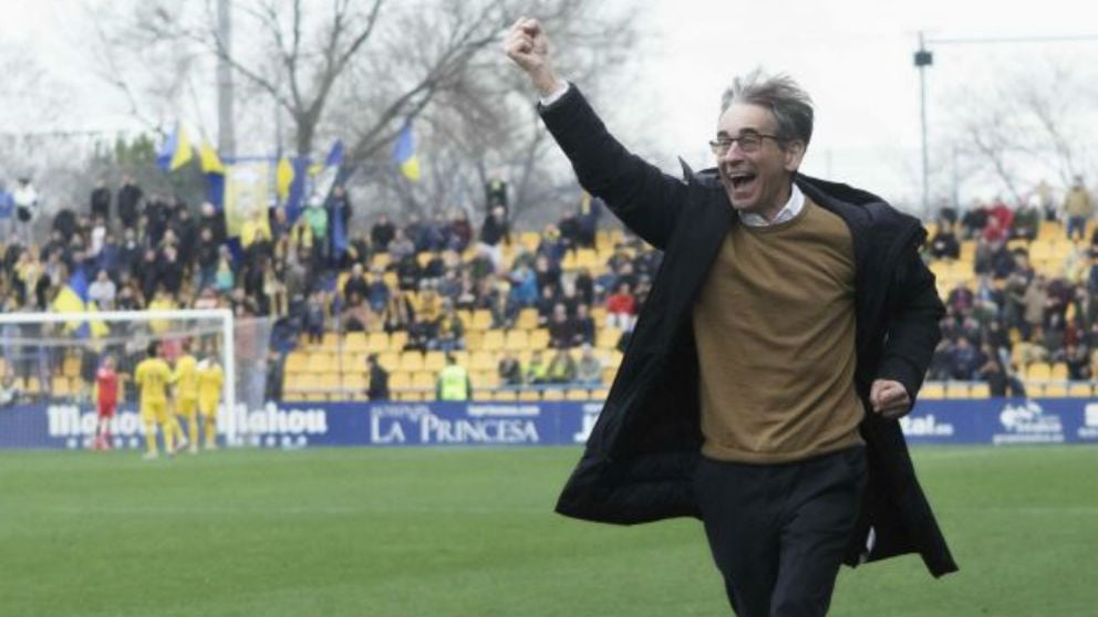 Fernando Vázquez, corriendo la banda en Alcorcón. (LaLigaSmartbank)