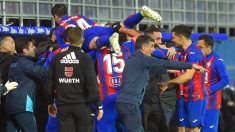 Los jugadores del Eibar celebran un gol en Ipurua. (AFP)