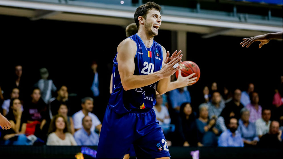 Dejan Todorovic celebra una canasta del Andorra.