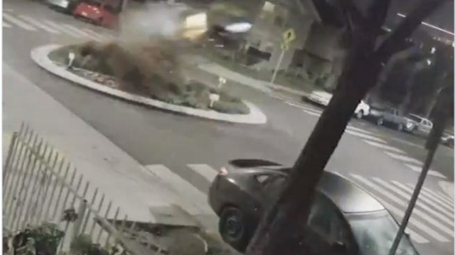 Facebook: Un coche vuela por encima de una rotonda
