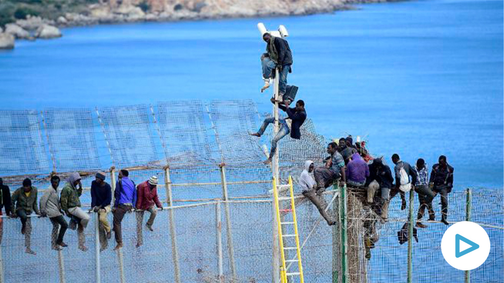 Un grupo de inmigrantes subsaharianos intentan saltar la valla en Melilla. (Foto: Getty)