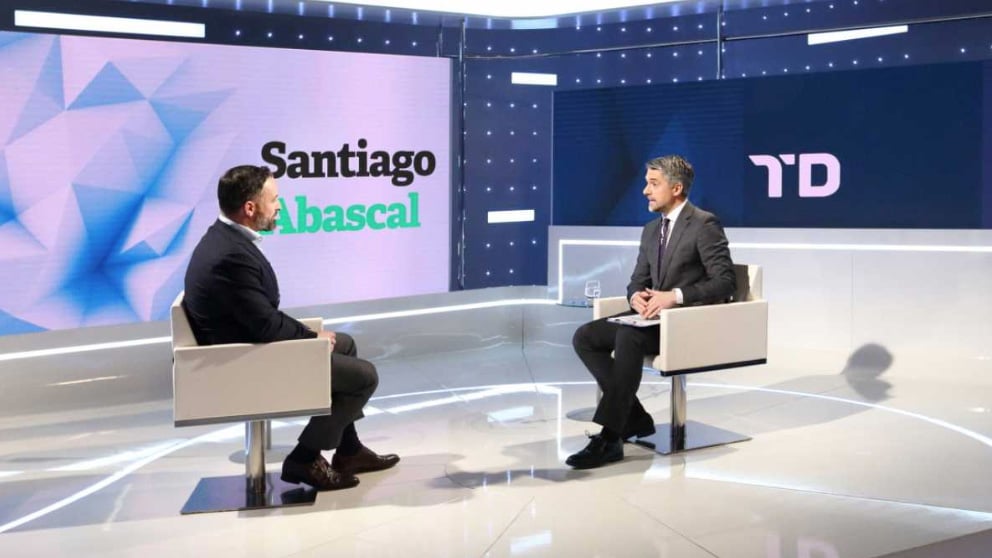 El líder de Vox, Santiago Abascal, siendo entrevistado por Carlos Franganillo en el Telediario 2 de TVE.