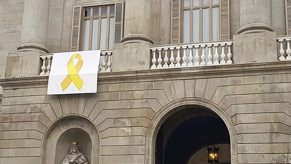 Una pancarta con un lazo amarillo en el Ayuntamiento de Barcelona