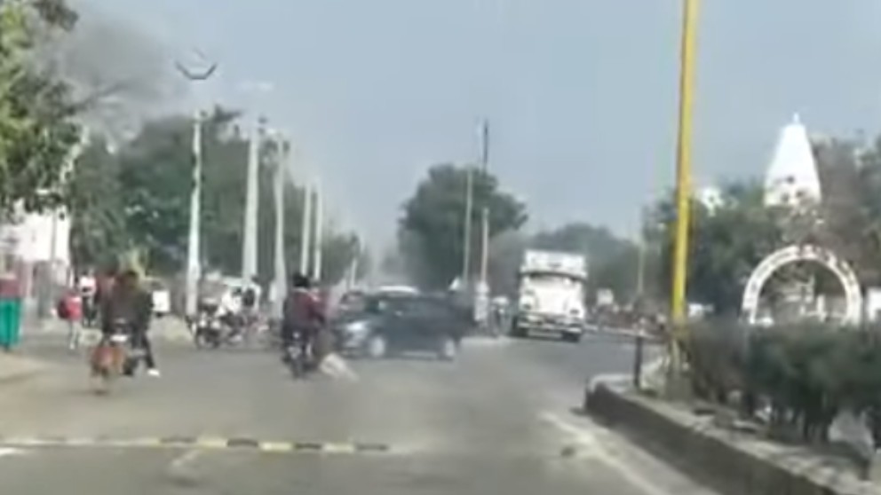 Facebook: Un policía es arrastrado varios kilómetros por una carretera