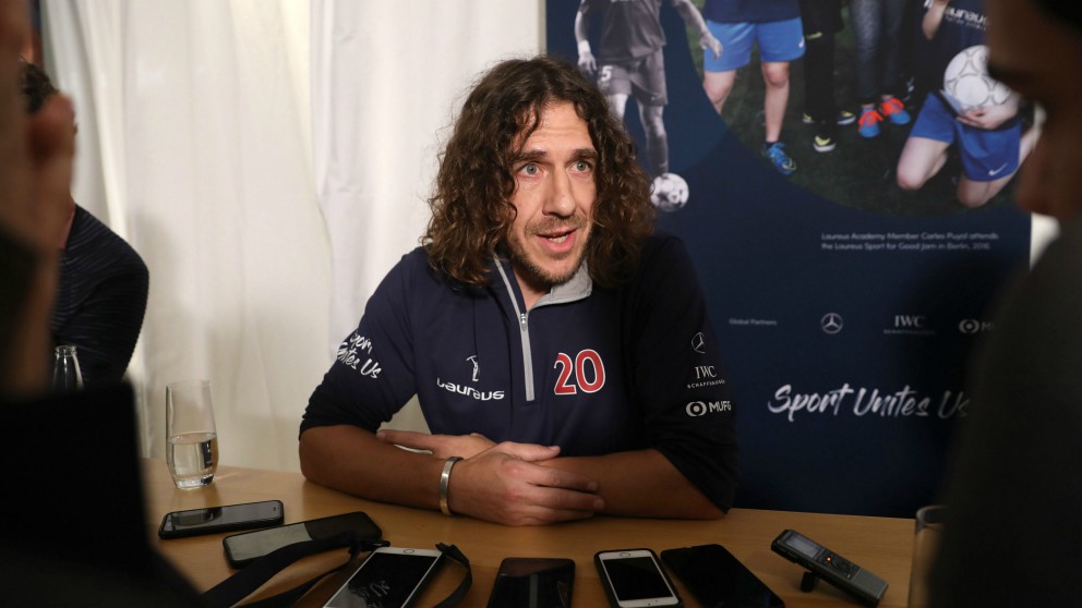 Carles Puyol habla con los medios en la antesala de los Premios Laureus. (Getty)