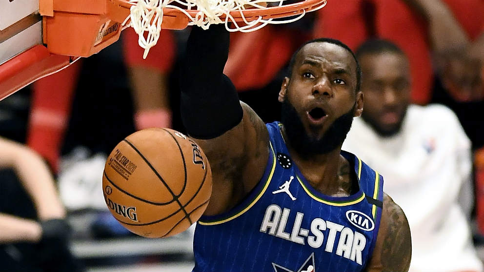 Lebron James hace un mate en el All Star 2020 de la NBA. (AFP)