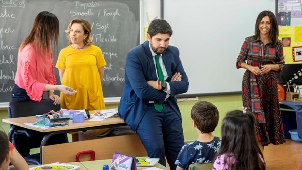 El presidente de la Región de Murcia, Fernando López Miras, durante una visita a un colegio. Foto: EP