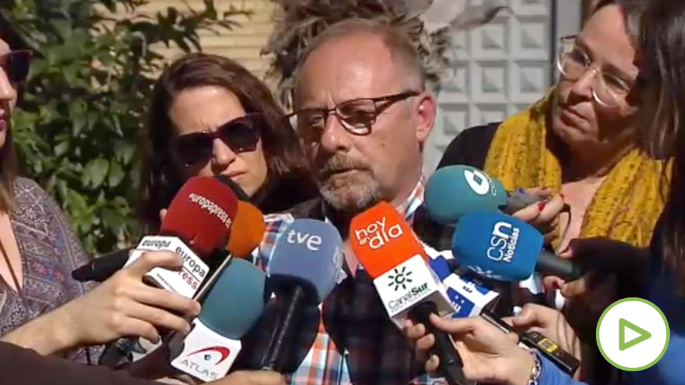 El padre de Marta del Castillo, Antonio, atiende a la prensa tras la reapertura del caso judicial del asesinato de su hija