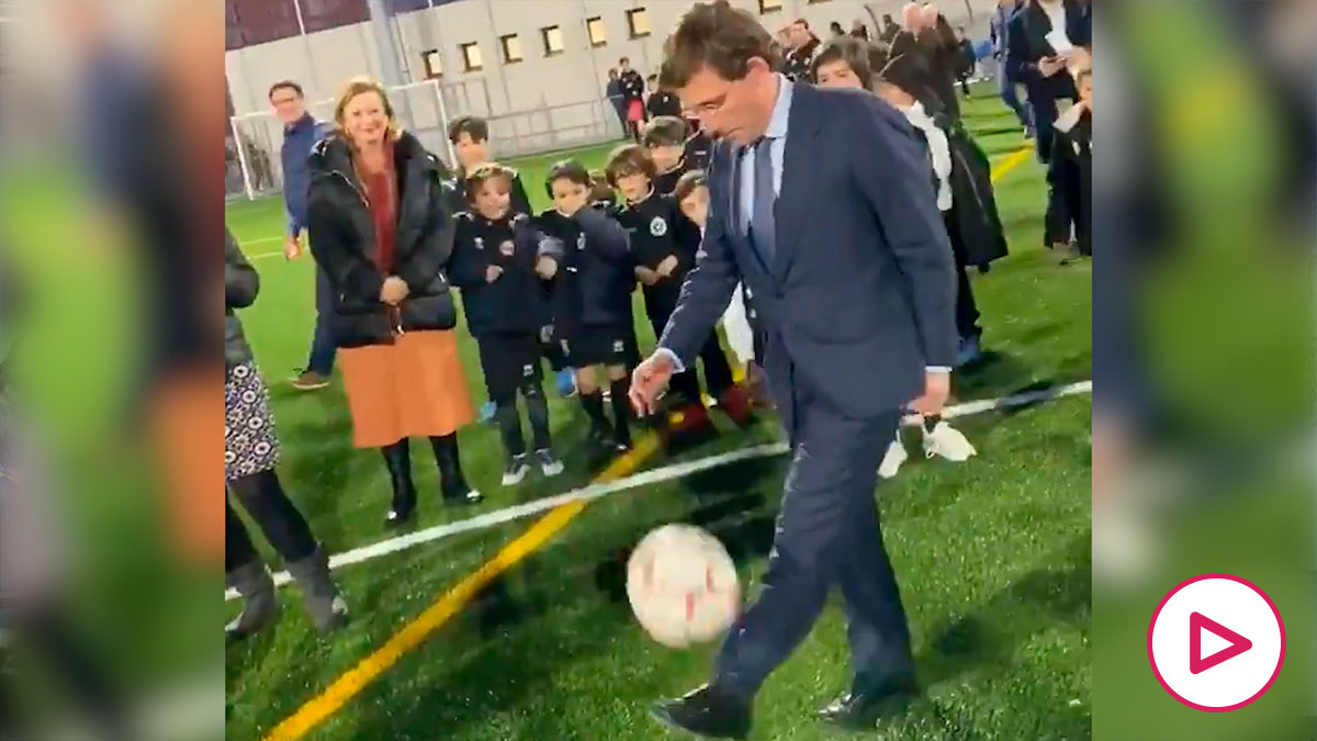 El alcalde de Madrid se lució con un balón.