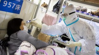 Personal médico atiende a un paciente infectado con coronavirus en un hospital de Wuhan. foto: AFP
