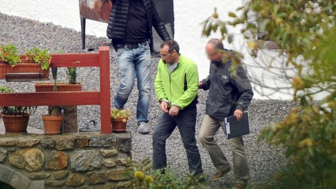 El momento en el que el ex dirigente de Eta, David Pla, es detenido en Francia. Foto: AFP