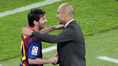 Abrazo entre Messi y Guardiola, en el último año del técnico catalán en el banquillo del Camp Nou (AFP)