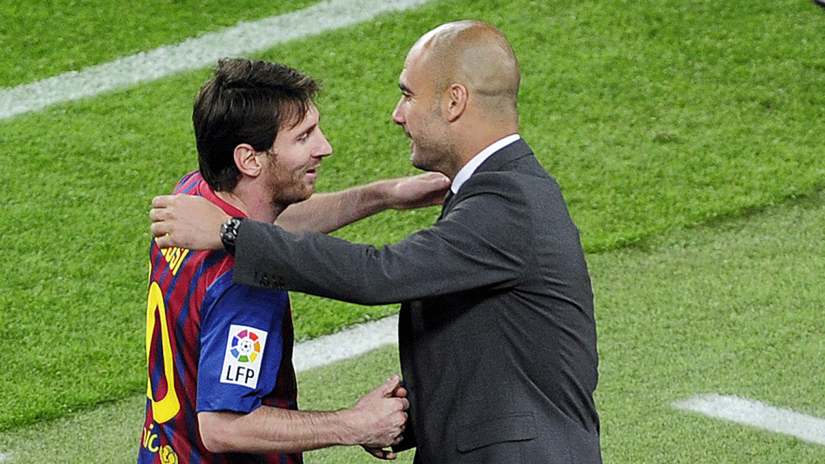 Abrazo entre Messi y Guardiola, en el último año del técnico catalán en el banquillo del Camp Nou (AFP)