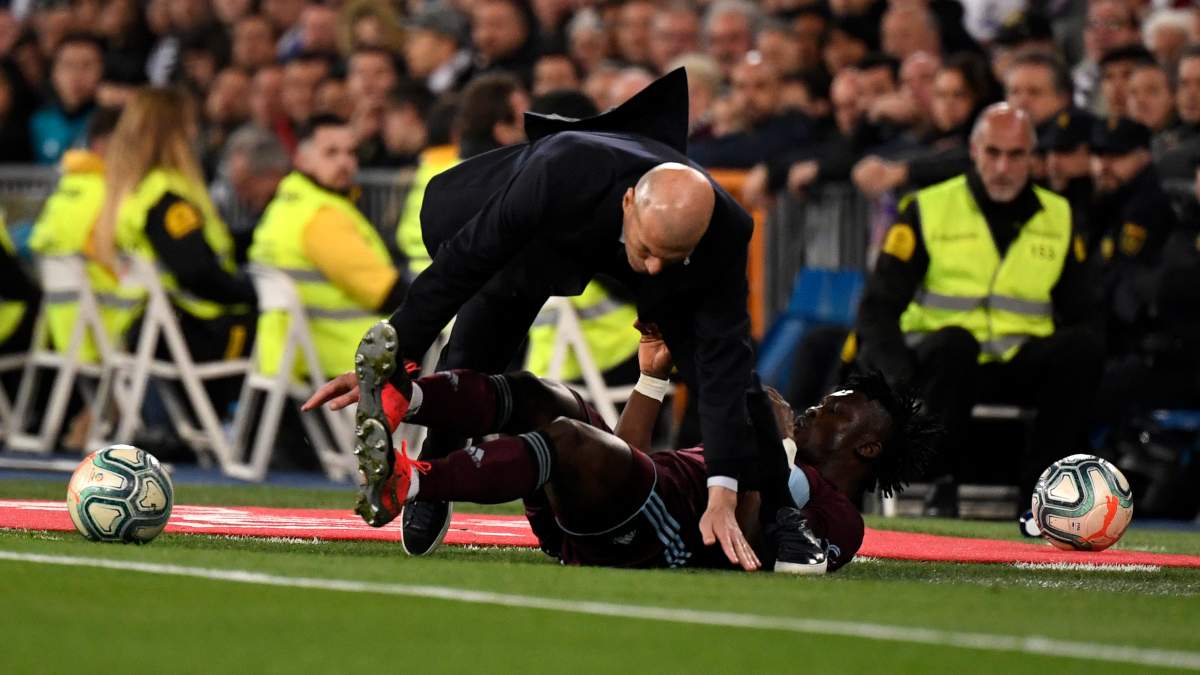 Joseph Aidoo choca con Zinedine Zidane. (AFP)