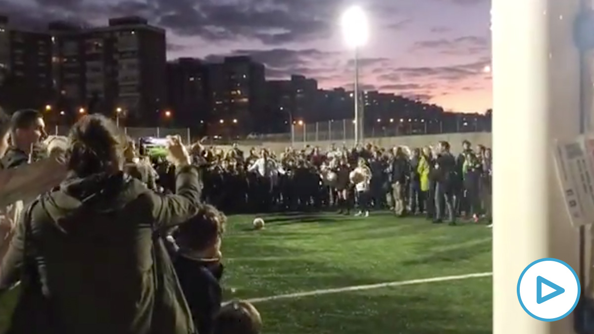 El balonazo accidental de José luis Martínez-Almeida a un niño.