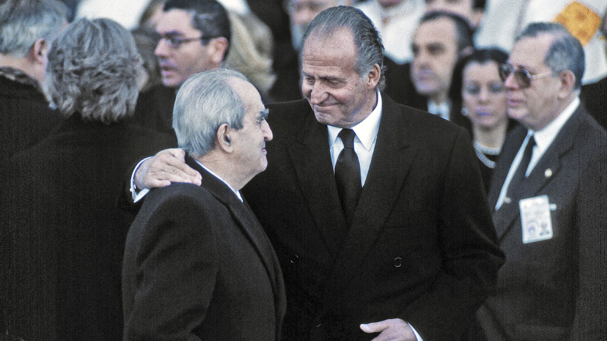 Fernando Morán con el Rey Juan Carlos en el entierro de Doña María de las Mercedes